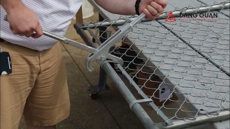 Quy trình đào hố móng và lắp đặt cột cho hàng rào lưới B40